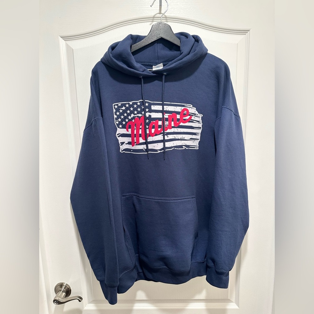 Port & Company Men’s Waving American flag Patriot MAINE Sweatshirt Hoodie, 2XL